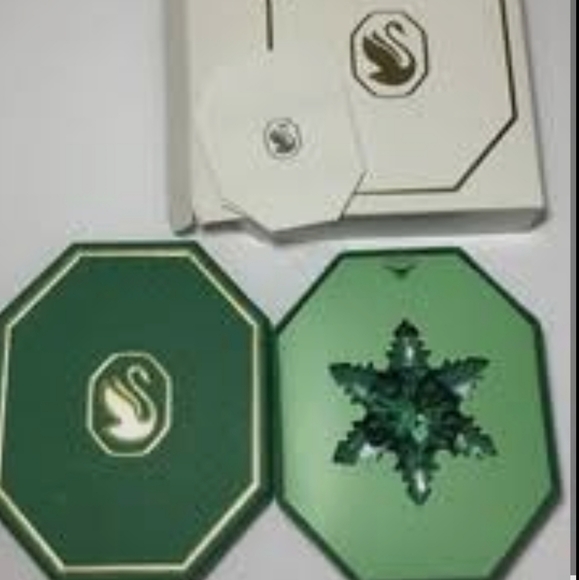 Swarovski Green Snowflake Ornament - Picture 3 of 7